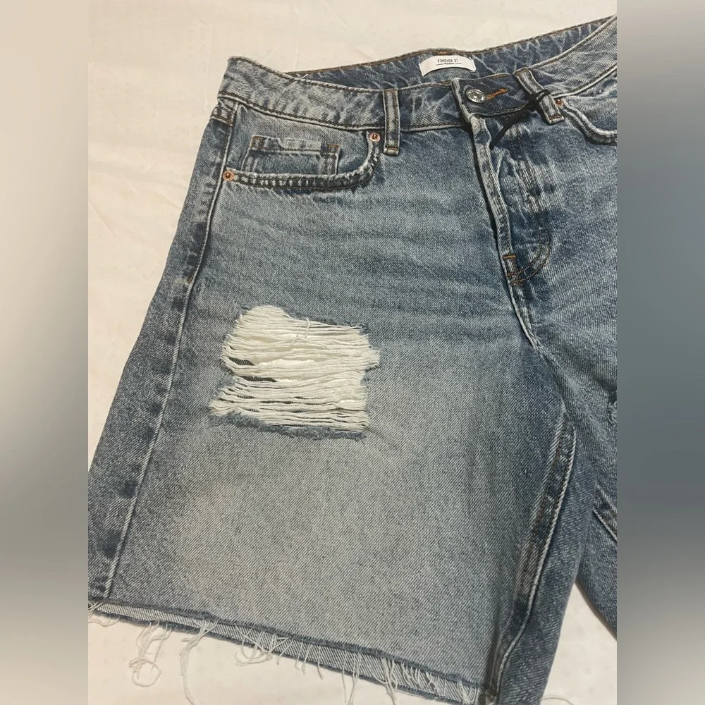 Forever 21 women's Blue Distressed Jean Shorts, size 26, New with out tags